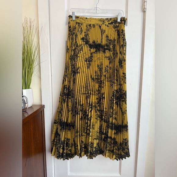 NWT Anthropologie Maeve Isobel Silky Pleated Skirt (Yellow Motif)    Size M - Picture 5 of 6